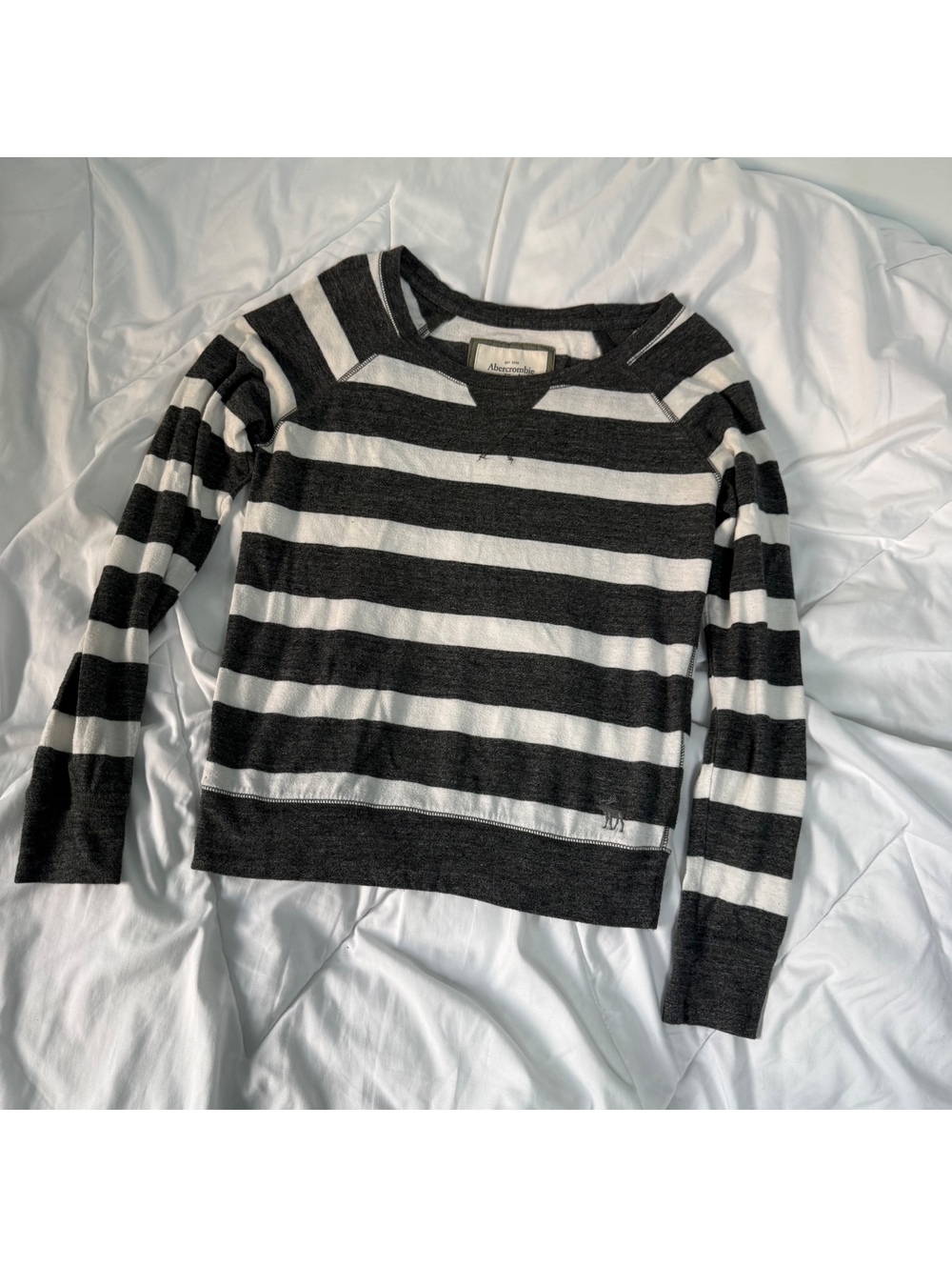 y2k 2000s abercrombie & fitch gray & white striped long sleeve sweater xs